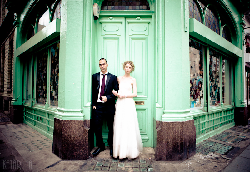 20120110145821-2-3 vintage couple posing in front of green wall